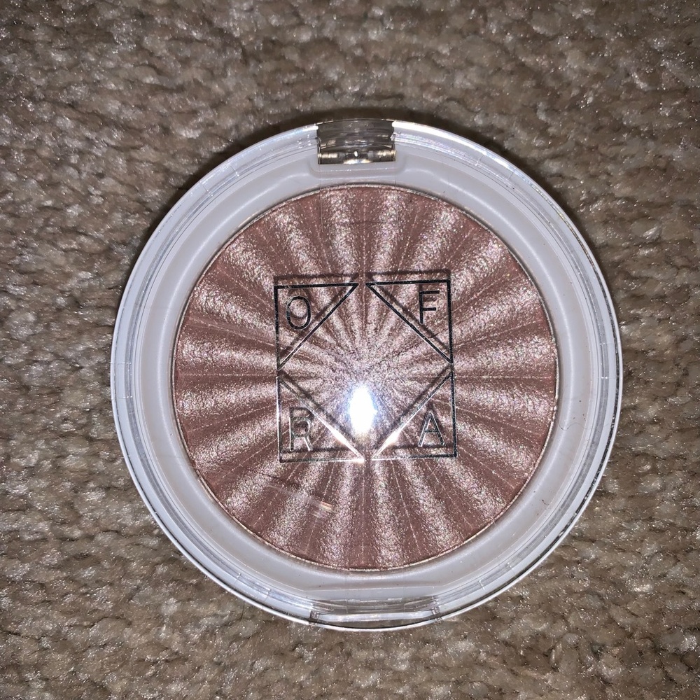 OFRA Highlighter in Covent Garden (Rose Gold)